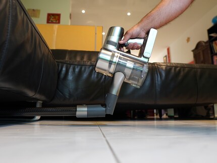 Das flexible Zwischenstück montierst du vor das Rohr.