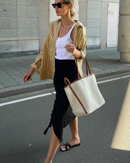 Con una camicetta aperta, crei un look estivo casual.