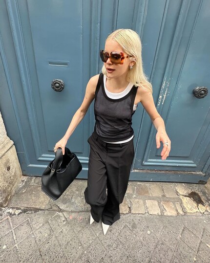 La canotta bianca fa un bel contrasto con il tessuto a rete nero.