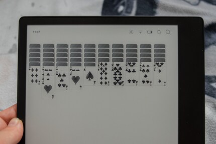 It comes with plenty of things to keep you occupied, including the card game solitaire. In black and white.