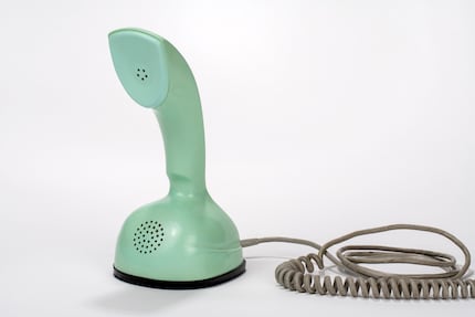 Ericofon, il telefono di origine svedese, ampiamente utilizzato in Svizzera a partire dal 1960 con il selettore di numeri nella base. Selettore di numeri! Chi conosce ancora questa parola?