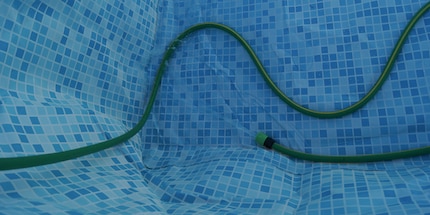 Il faut compter plus de huit heures pour remplir la piscine.