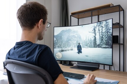 In hellen Szenen wie hier im Schnee in Red Dead Redemption 2 schlägt der ABL auch in Games zu. Er fällt aber weniger auf und die Bildqualität ist toll – besonders in HDR.