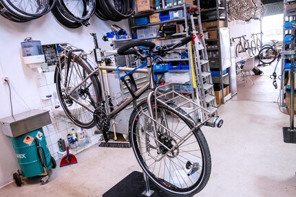 Die Montage ist beinahe abgeschlossen, dann geht die Reise für dieses Hilite Bike nach Finnland.