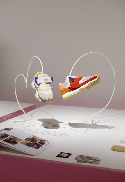 La chaussure de gauche est une basket [Neunoi](https://neunoi.ch/) utilisée, celle de droite a été réparée. Grâce aux patchs en cuir, elle est unique.