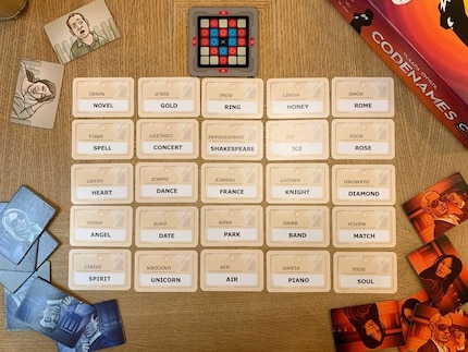 Das Spielfeld besteht aus einer 25-Felder-Matrix.