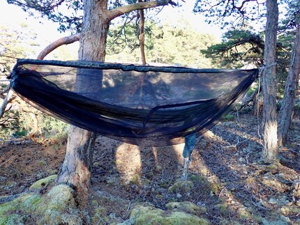The mosquito net can be pulled over the hammock like a cover.