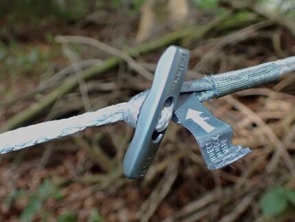 Ensures a good grip: the aluminium toggle fits snuggly into the loop.