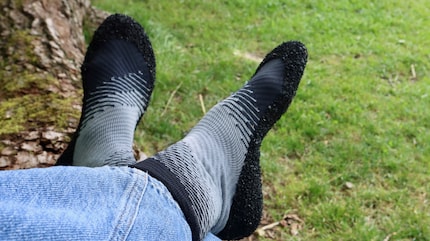 Relaxt im Freien – die Schuhsocken machen sie auch auf rauen Wegen gut.