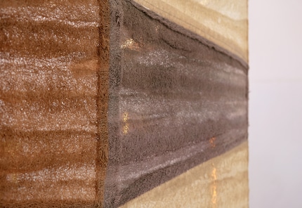 Die Pflanzenfasern vom Raumteiler lassen sowohl Luft als auch Licht durch. Sie sind langlebig und biologisch abbaubar.