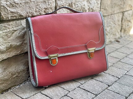 Topfit und in Würde gealtert: mein über 30-jähriger roter Schulranzen.