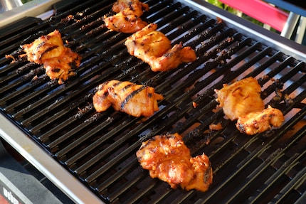 Belli i segni della griglia sulle bistecche di pollo... 