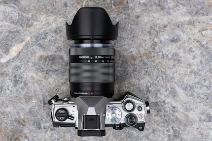 Sulla OM System OM-5, entrambi i quadranti si trovano sulla parte superiore della fotocamera. Le raggiungo facilmente e hanno una buona sensazione. Trovo poco pratico l'interruttore di accensione a sinistra.