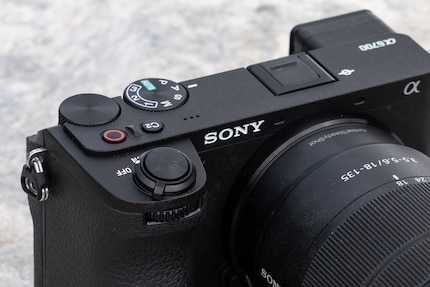 La rotella di configurazione anteriore di Sony è incassata troppo in basso e posizionata in modo non ottimale. Il resto del layout mi piace.