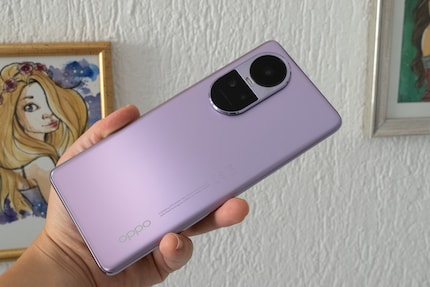 J’aime bien tenir un téléphone coloré comme l’Oppo Reno 10 violet.