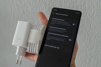 The battery lasts 30 hours. There are several ways to extend it in the settings.