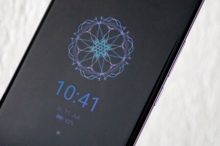 A mandala I created myself decorates my always-on display.