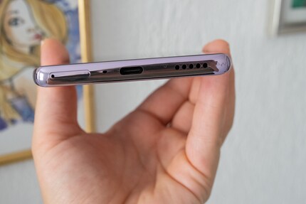 The Oppo Reno 10 Pro has only one speaker on the bottom right.