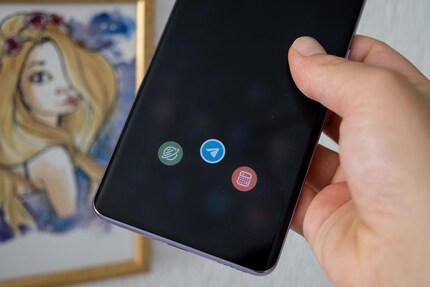 I have Chrome, Telegram and a calculator stored in my quick start menu.