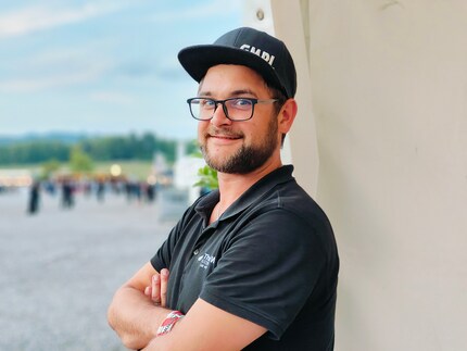 My colleague Stefan lookin’ cool with bokeh. His beard hair doesn’t look artificially faded.