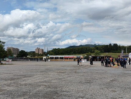 With 2x zoom, the lettering of the food stands is slightly more legible than at the original distance.
