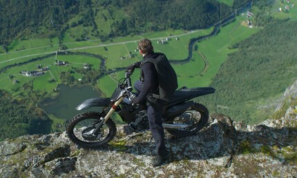 Ohne Greenscreen, und mit genau solchen Kameraeinstellungen, läuft es mir eiskalt den Rücken hinab.