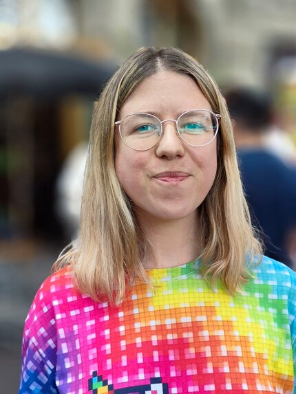 Sometimes, it can be too much of a good thing. I could do with a little less bokeh in this snapshot, so my hair wouldn’t look so copy-and-pasted.