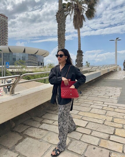 Noir, blanc et rouge : une combinaison de couleurs classique.