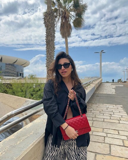 Le chemisier à moitié ouvert donne un effet décontracté.