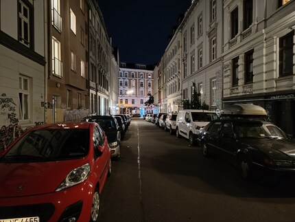 Auto mode already does a good job in the dark.