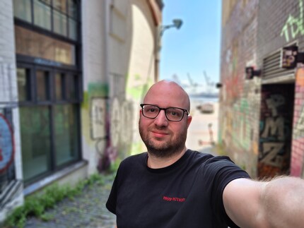 The Phone (2) doesn’t always manage to cut out the subject perfectly.