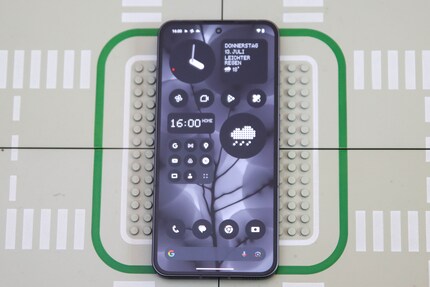 Monochrome or colourful interface, the display looks good.