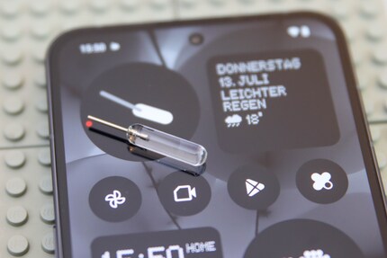 Design detail: the SIM removal tool is an eye-catcher in and of itself and its resemblance to the watch hands is certainly no accident.