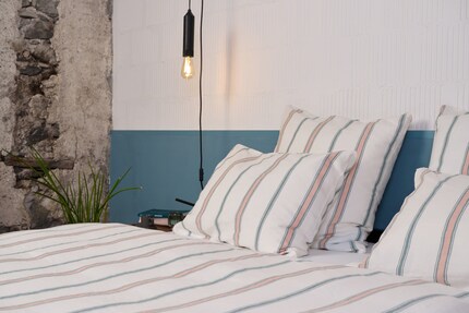 Les motifs marins dans les couleurs rouge et terre impressionnent par leur caractère chaleureux.