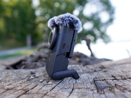 Met de geïntegreerde standaard kun je de Canon V10 flexibel neerzetten.