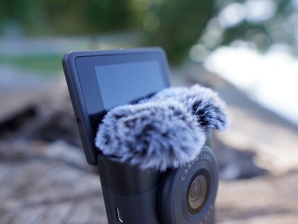 De windbeschermer die nodig is om buiten te filmen bedekt een deel van het scherm.