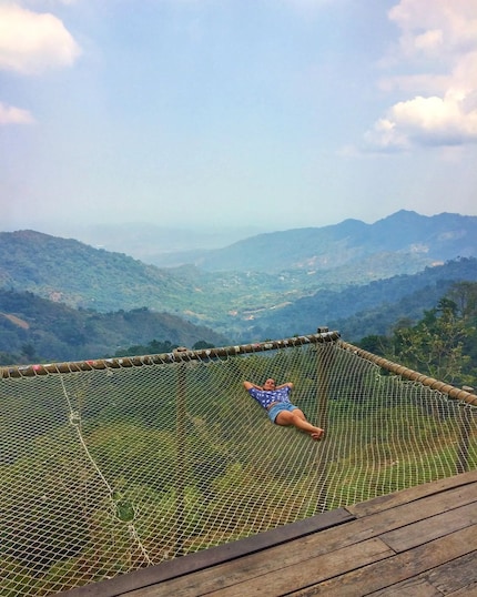 Von der riesigen Hängematte genießt du die atemberaubende Aussicht auf die Berge und auf ein verträumtes Tal unterhalb der Herberge «Casa Elemento».