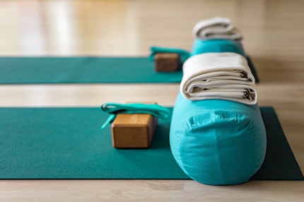 La plupart des gens connaissent le bloc de yoga typique (à gauche). Le coussin de yoga (à droite) est encore moins connu.