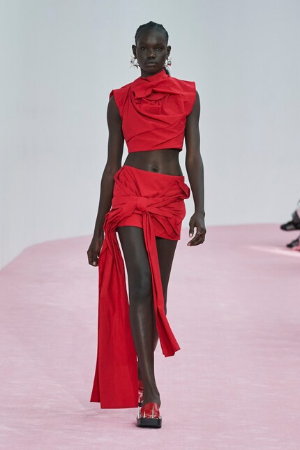 ... et un nœud évasé chez Acne Studios.