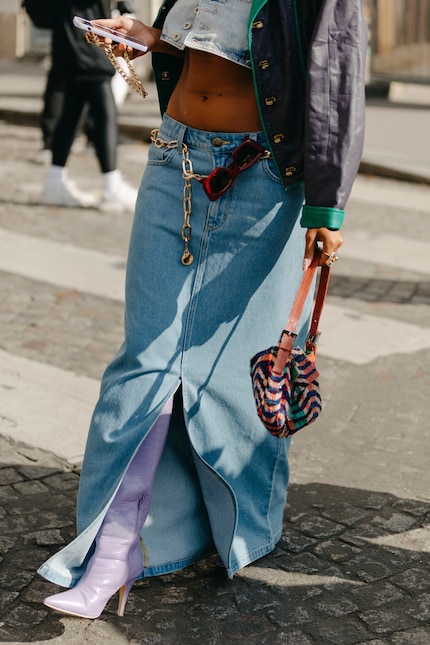 Les jupes taille basse sont particulièrement en vogue - cela vaut aussi pour le denim.