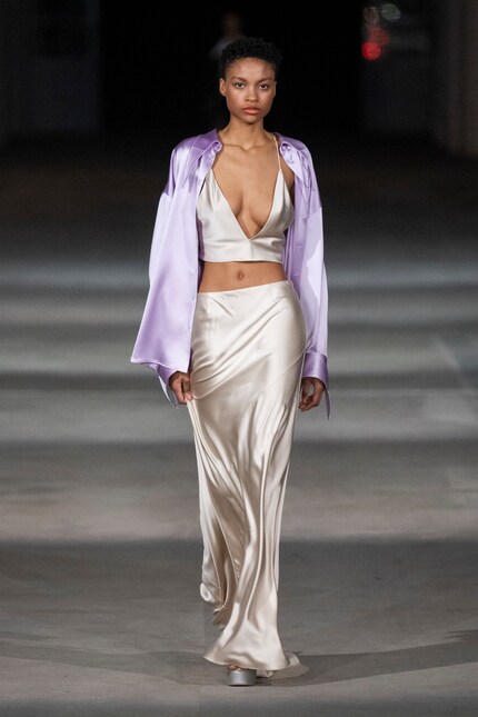 La jupe en satin longueur sol de Christian Cowan est simple mais efficace.