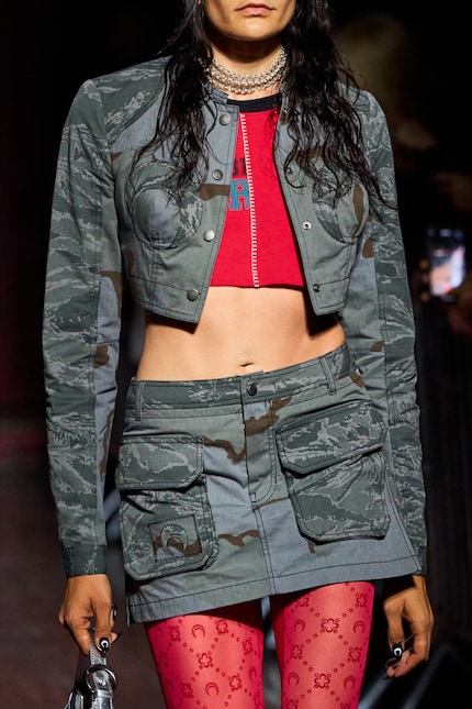 Le camouflage chez Marine Serre est de circonstance : Les sacs cargo viennent de l'armée.