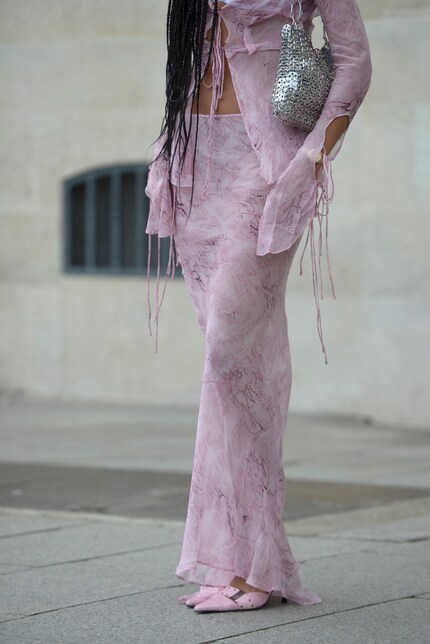 Le tissu mesh imprimé et le chemisier à volants confèrent à cet ensemble un look années zéro.