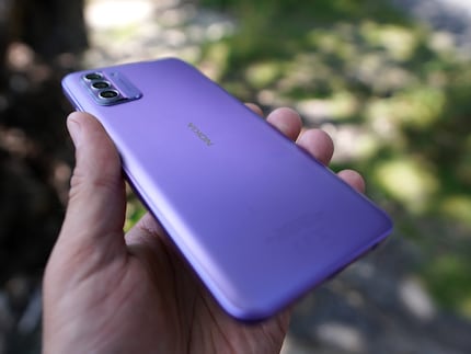 Die Rückseite ist aus Recyling-Kunststoff und mit passendem Werkzeug leicht abnehmbar.