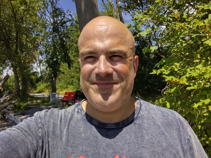 Die Selfiekamera des G42 hat einen starken Gelbstich.