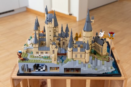 At the back of the diorama, you can see what’s happening below Hogwarts.
