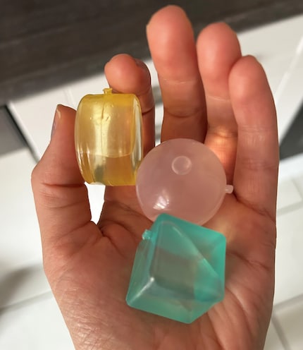 Schön bunt mischen die wiederverwendbaren Eiswürfel deinen Drink auf.