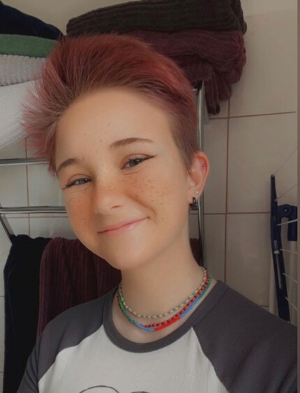 Ash ist ein fürsorglicher Caregiver. Außerdem liebt sie es, sich zu schminken und ihre Haare zu stylen.