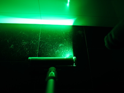 Thanks to the green laser, you can see exactly where the dirt is.