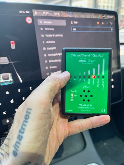 Die Messung im Tesla: Das kann nicht gut sein.